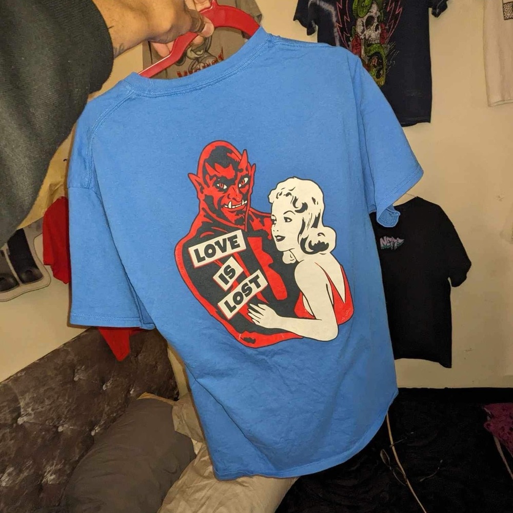 Love is lost T-shirt Sz Medium
